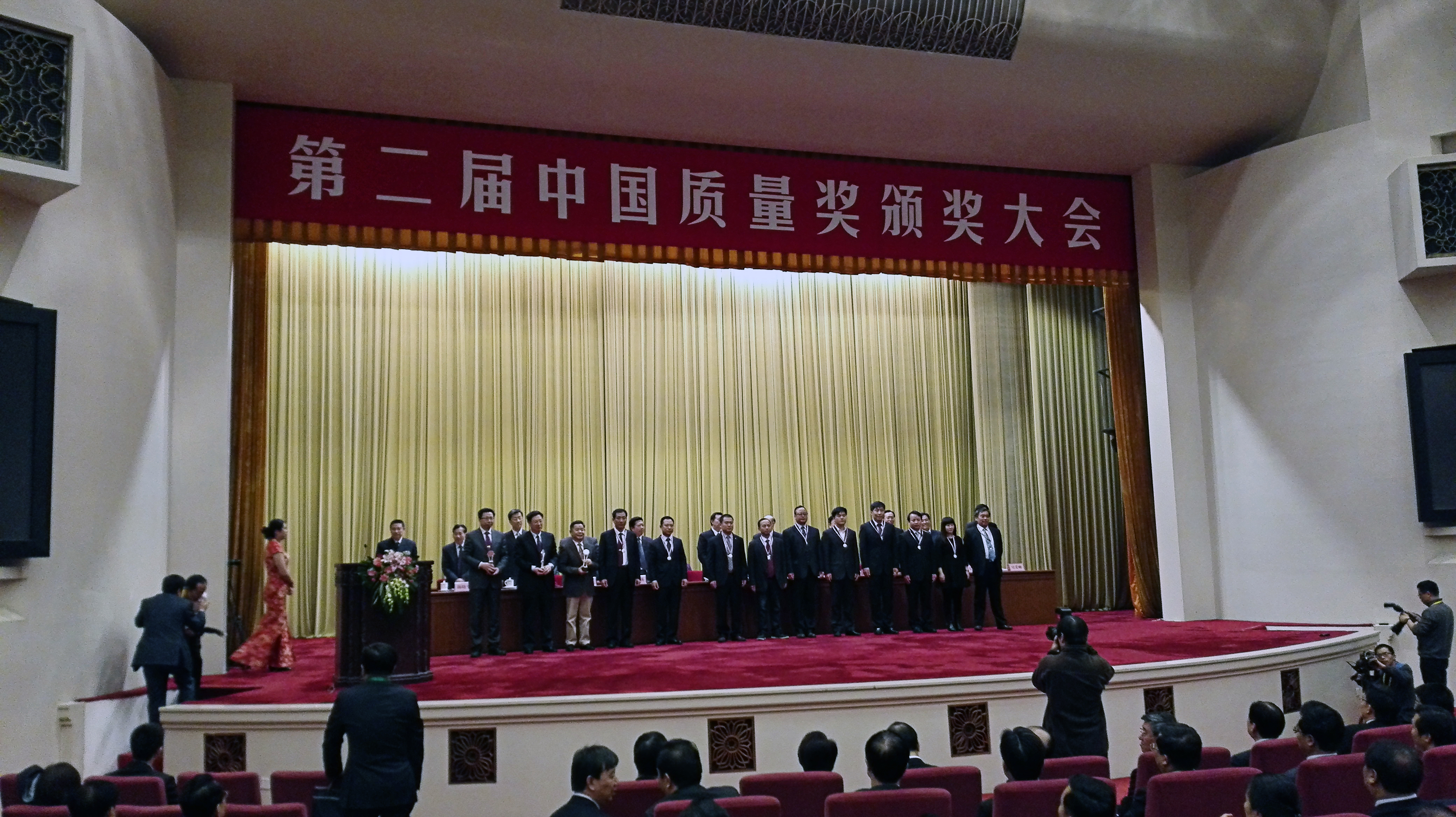 宣纸工人周东红荣获第二届全国质量奖