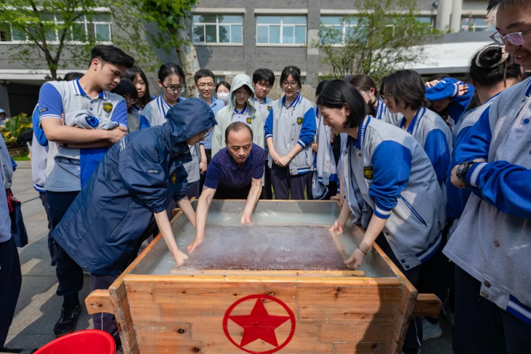国宝国粹邂逅青春 文化薪火点亮校园 ——南京市宁海中学“红星宣纸与中国画进校园”主题活动圆满举行